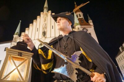 Medieval city tour with night watchman in Munich in German - Start at Marienplatz: the night watch job, explained fast