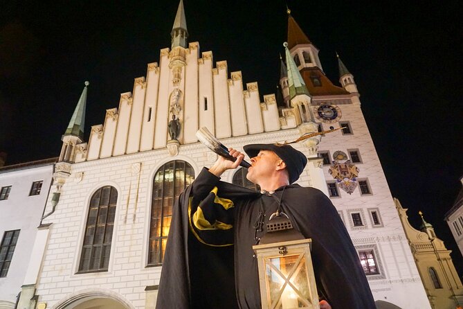 Medieval city tour with night watchman in Munich in German - Petersplatz cemetery: why people wanted to be near the altar