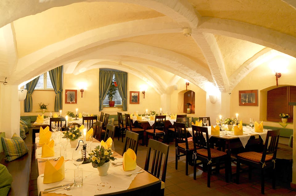 Munich: 3-Hour Culinary Nightwatch Tour - Frauenkirche towers and noble stops: Promenadeplatz, Palais Portia, and Palais Holnstein