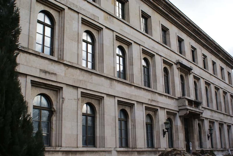 Munich and Nazi History Combination Day Tour Small Group - Hofbräuhaus and the Führerbau: when familiar Munich turns unsettling