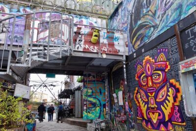 Munich Craft Beer & Cultural Tour With Snack - Wittelsbacherbrücke: a bridge with details you can actually notice