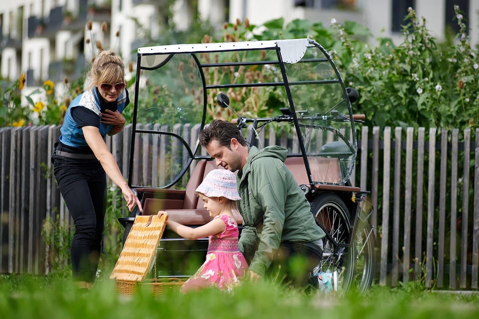 Munich: Day-rent rickshaw and explore Munich yourself - The English Garden: a big ride break that actually feels like a payoff