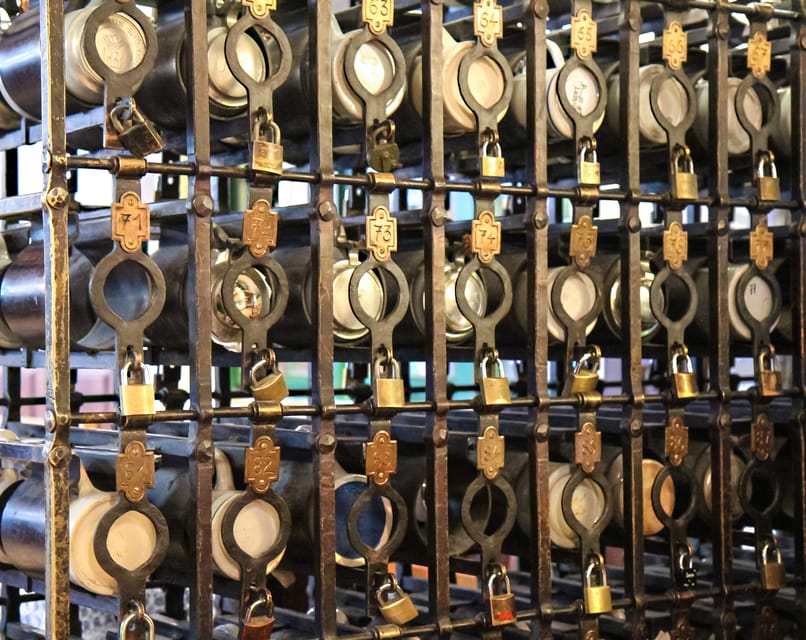 Munich: Food Tour Beer- 3 small beers & "Brotzeit" in GERMAN - Marienplatz meet-up: where your beer stories start
