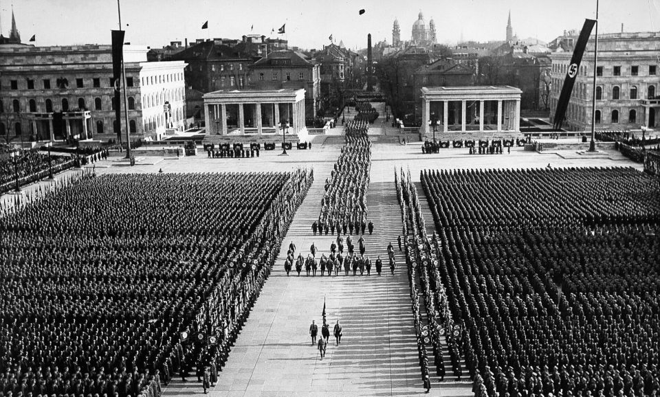 Munich: Historical Walking Tour on the Rise of Hitler - Keeping it respectful and human: humor, questions, and pacing breaks