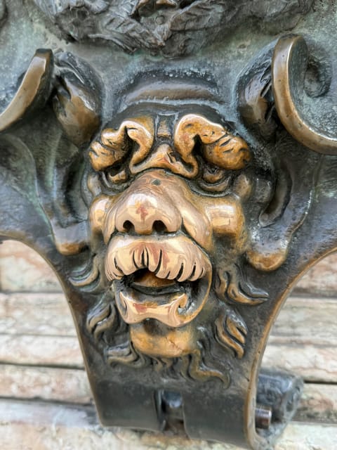 Munich: Night Watchman Tour for Kids (6 - 12 years) - 75 min - The costume, horn, and lantern: more than decoration