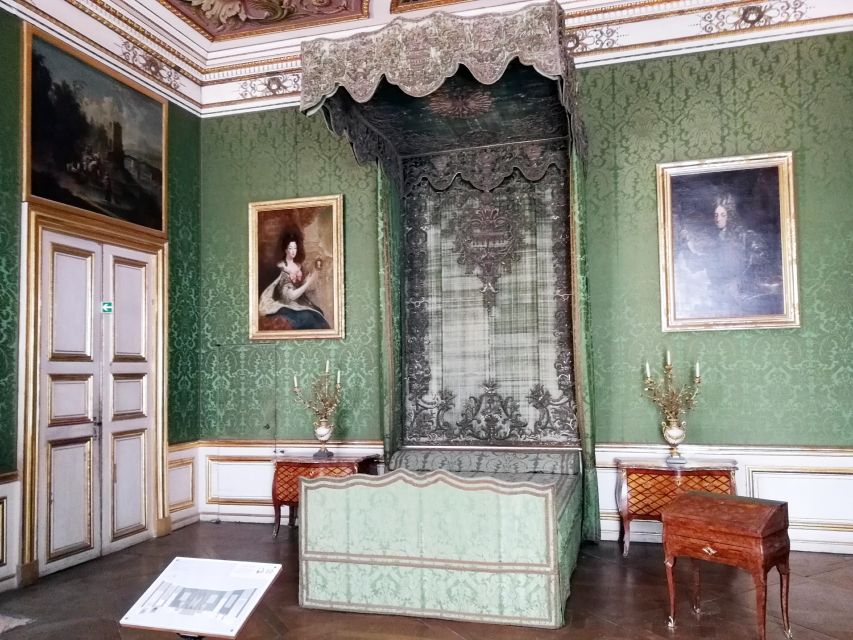 Munich: Nymphenburg Palace with official Guide - Elector and Electress rooms: politics, personality, and daily rule