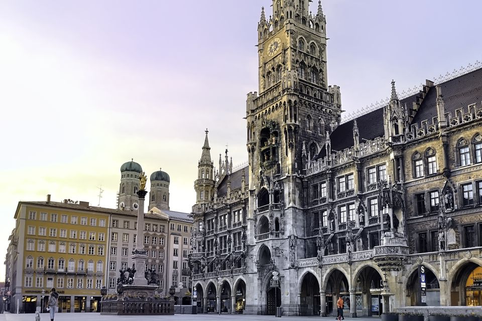 Munich: Old Town Walking Tour in Spanish - Marienplatz Town Hall Chimes: Hearing Munich at Work