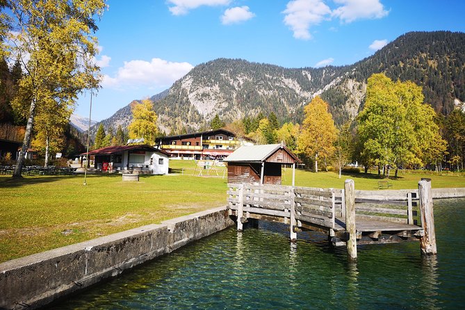 Munich private Car & Walking Tour incl. BMW World & River Surfers - Alpine lunch in Austria: picnic comfort with real choices