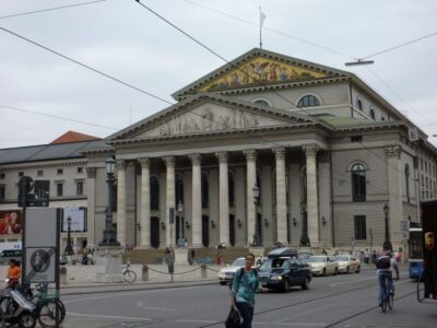 Munich: Private Walking Tour of the Historical City Center - Rathaus-Glockenspiel and Town Hall Views That Make Sense