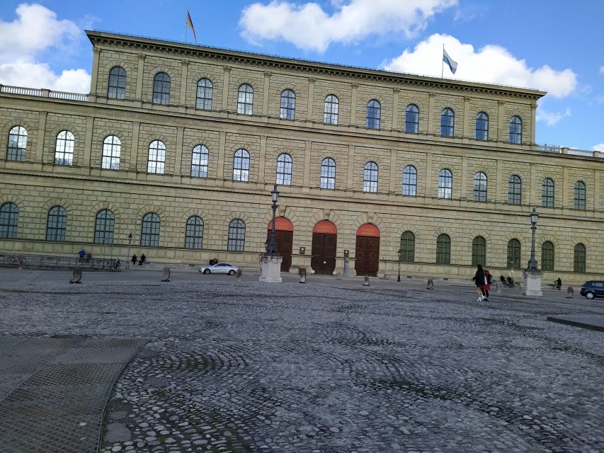 Munich Residenz: Private Tour with artists and historians - Wittelsbach beginnings and where royal life actually happened