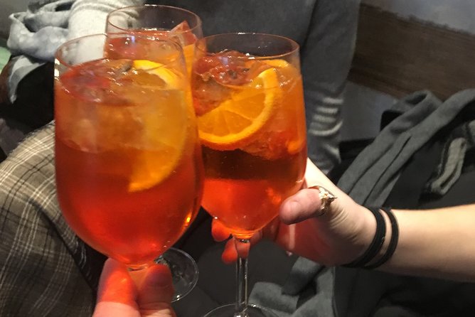 PRIVATE - Best Munich Cocktail Tour - all inclusive - Guides matter: what you can learn from Victoria and Katrina