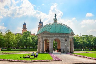 Private Munich Old Town Walking Tour - with optional Breakfast - Viktualienmarkt and Hofbräuhaus: where everyday food meets beer culture