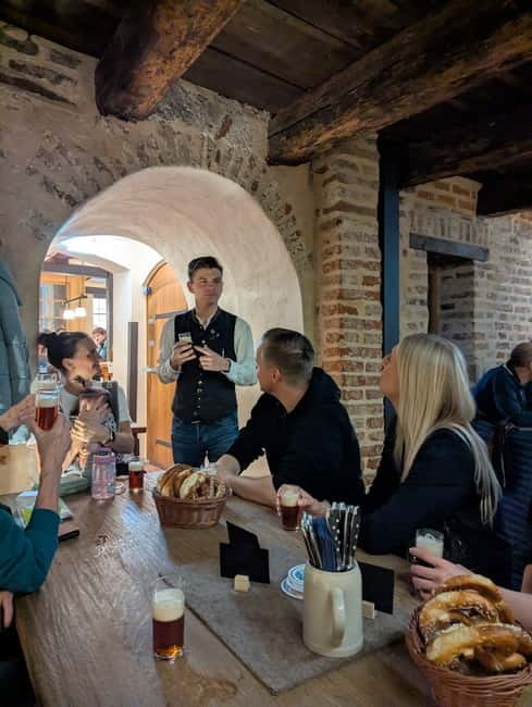 Pub crawl incl. Oktoberfest museum guided tour with beer tasting (private) - Beer tasting with pretzels: the sweet spot