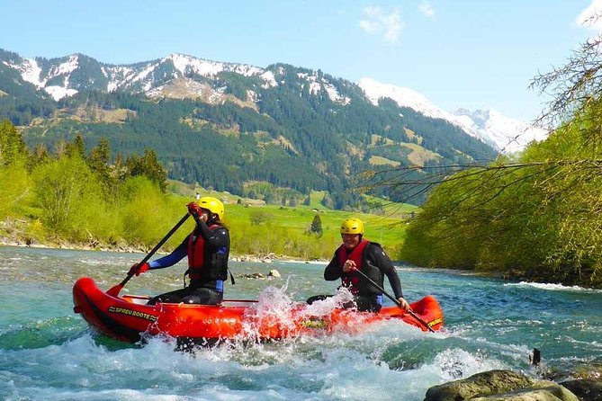 Rafting classic Iller - Level 2 white water tour - Getting wet is part of the deal (and the guide team keeps the mood up)